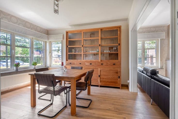 Open bebouwing met 4 slaapkamers, aangename tuin en garage