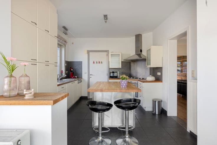 Open bebouwing met 4 slaapkamers, aangename tuin en garage