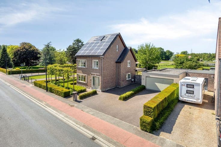 Open bebouwing met 4 slaapkamers, aangename tuin en garage
