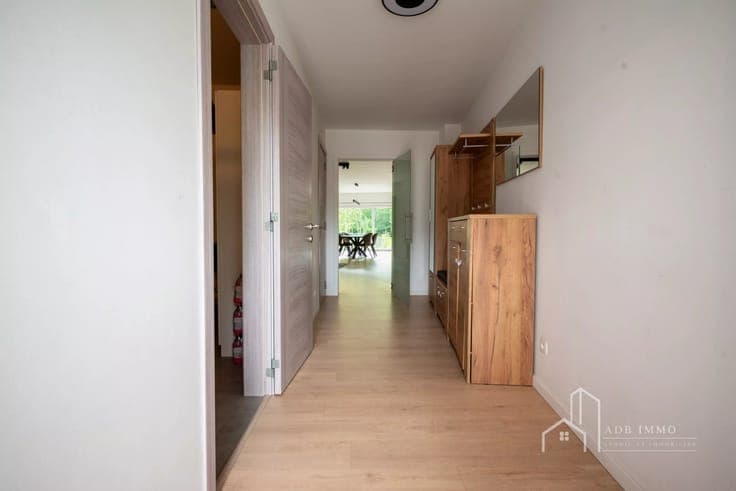 Recent house with 3 bedrooms, solar panels, batteries, and g