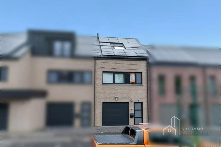 Recent house with 3 bedrooms, solar panels, batteries, and g