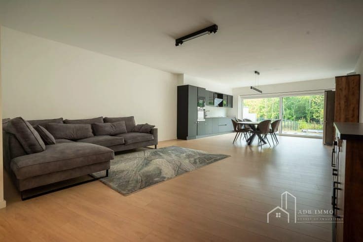 Recent house with 3 bedrooms, solar panels, batteries, and g