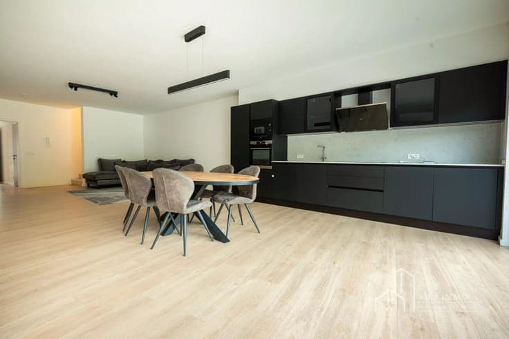 Recent house with 3 bedrooms, solar panels, batteries, and g