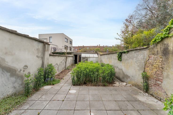 Zeer ruime te renoveren woning in centrum met 5 slpks. & ...