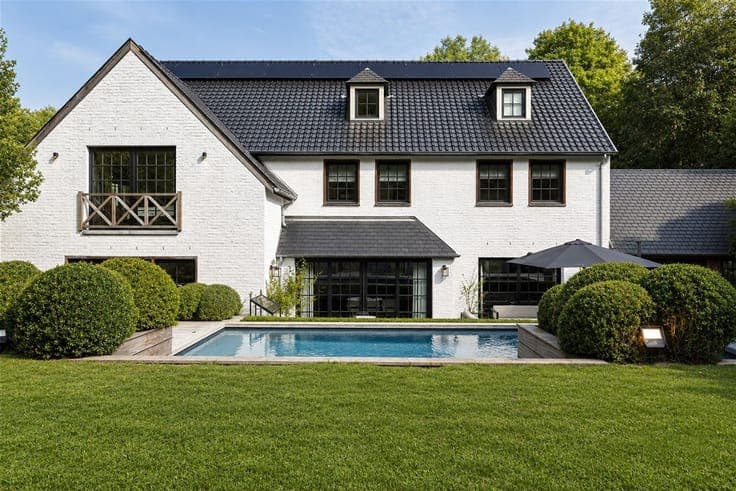 SPLENDID VILLA WITH SWIMMING POOL!