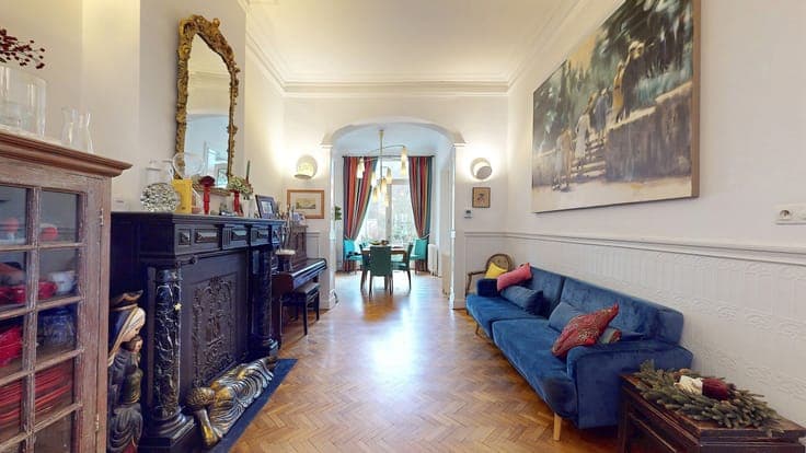 MANOR HOUSE WITH 6 BEDROOMS +/- 340 M² WITH A GARDEN OF +/-