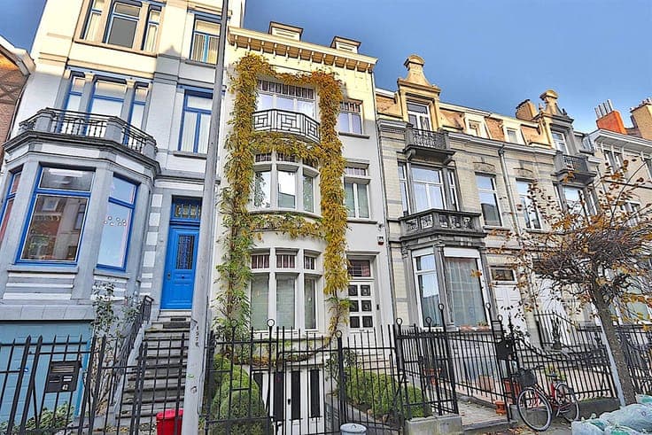 MANOR HOUSE WITH 6 BEDROOMS +/- 340 M² WITH A GARDEN OF +/-