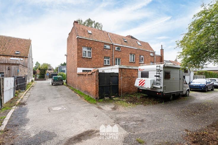 Te renoveren halfopen bebouwing met 4 slaapkamers en garage