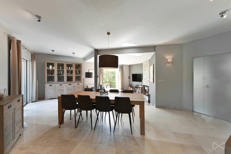 Move-in ready villa with pool and home office