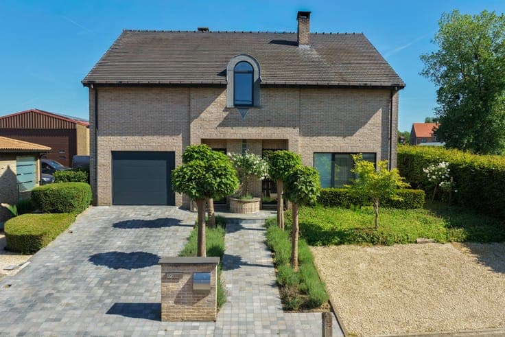 Move-in ready villa with pool and home office