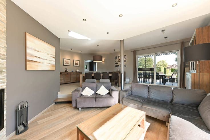 Move-in ready villa with pool and home office