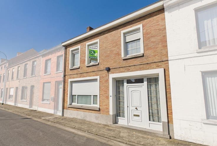 Spacious 2-fronted house with a large courtyard and great po