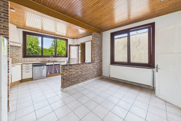 Spacious 2-fronted house with a large courtyard and great po