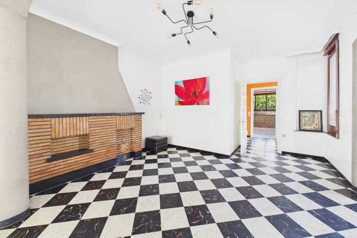 Spacious 2-fronted house with a large courtyard and great po