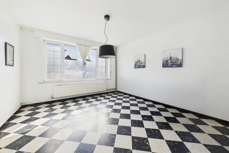 Spacious 2-fronted house with a large courtyard and great po