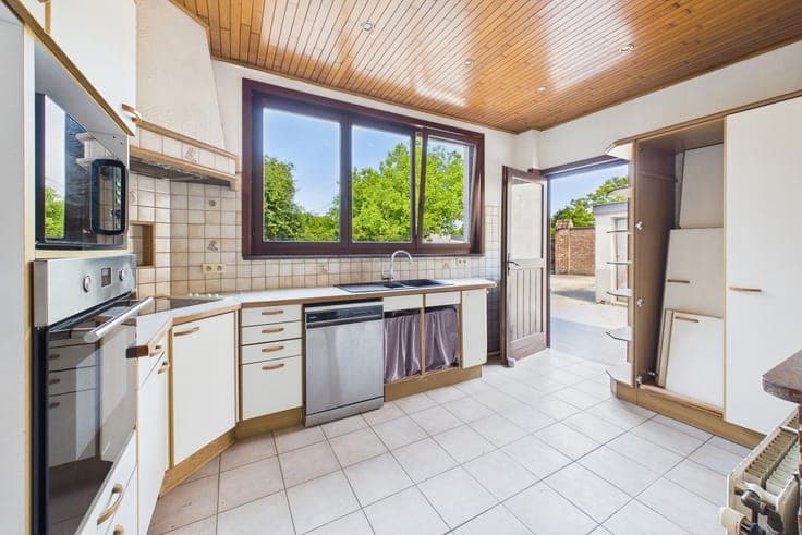 Spacious 2-fronted house with a large courtyard and great po
