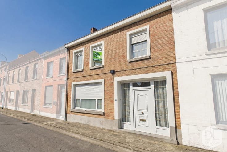 Spacious 2-fronted house with a large courtyard and great po