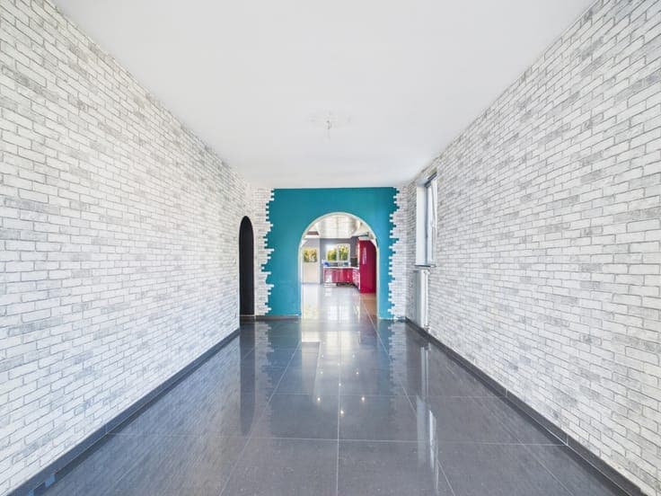 Semi-detached house with 4 bedrooms, garden and garage