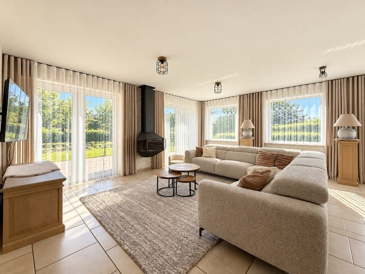 Te koop, lichtrijke villa met garage, carport en tuin in ...