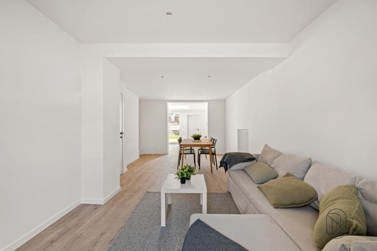 Well-located HOME with GARDEN!
