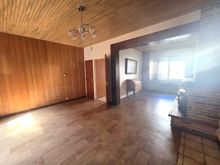 Cool terraced house in a popular residential area...