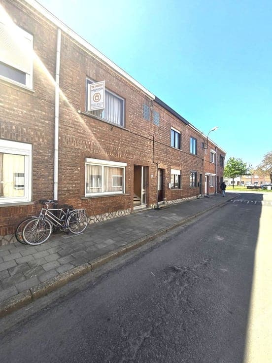 Cool terraced house in a popular residential area...