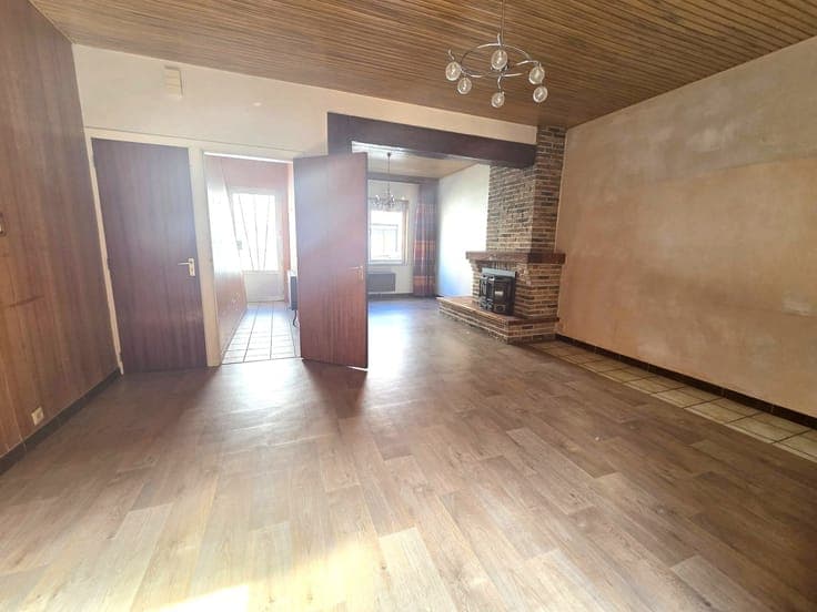 Cool terraced house in a popular residential area...