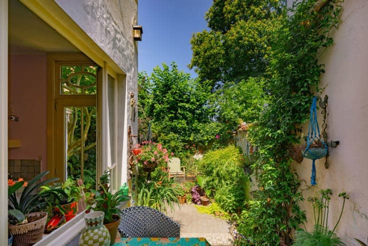 Charming townhouse with a picturesque green city garden