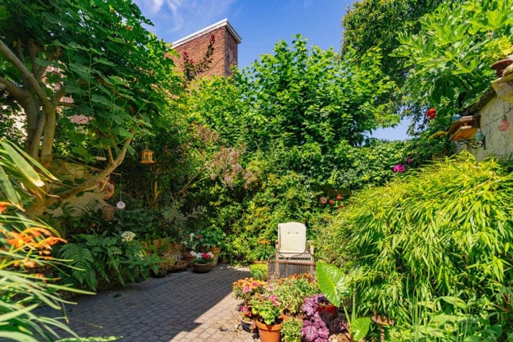 Charming townhouse with a picturesque green city garden