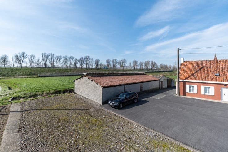 Landelijk gelegen hoeve met bijgebouwen en weide