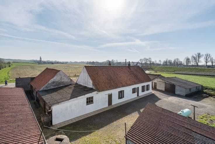 Landelijk gelegen hoeve met bijgebouwen en weide