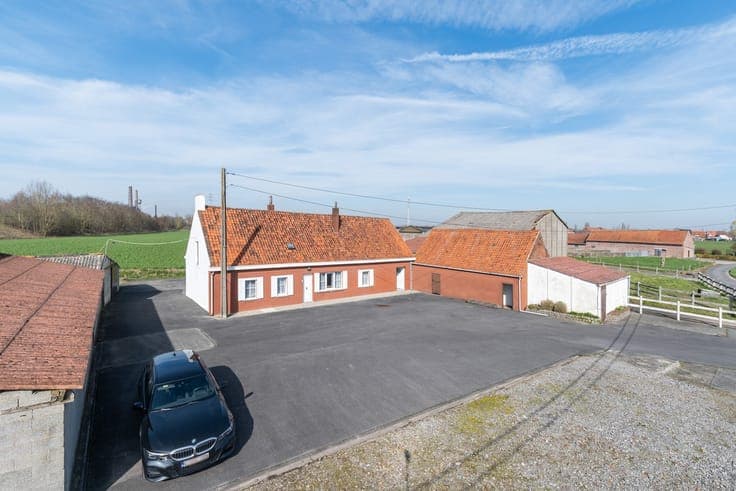 Landelijk gelegen hoeve met bijgebouwen en weide