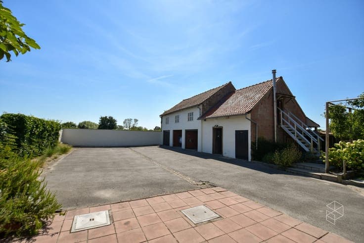 Landhuis met zwembad, bijgebouw en weide op 10 570 m²