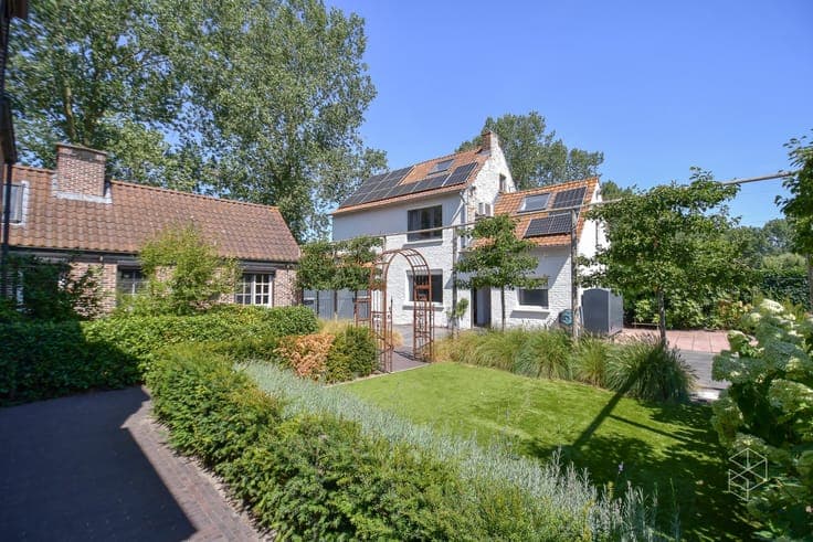 Landhuis met zwembad, bijgebouw en weide op 10 570 m²