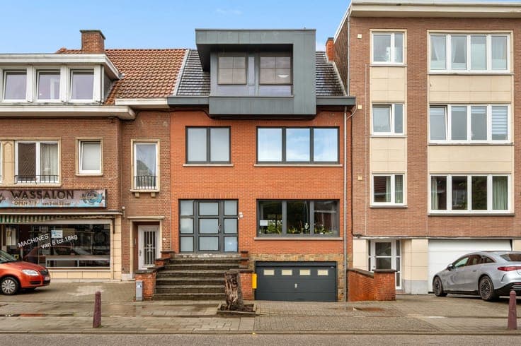 Characterful 5-bedroom home with a city garden and parking