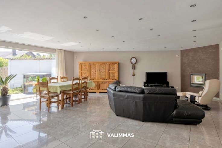 Zeer ruime woning met praktijkruimte, garage & tuin...