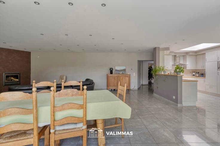 Zeer ruime woning met praktijkruimte, garage & tuin...