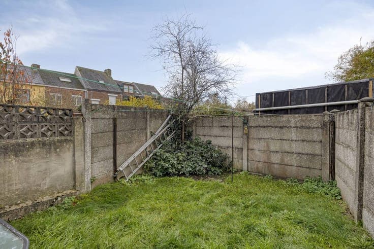 House to renovate for sale in Niel