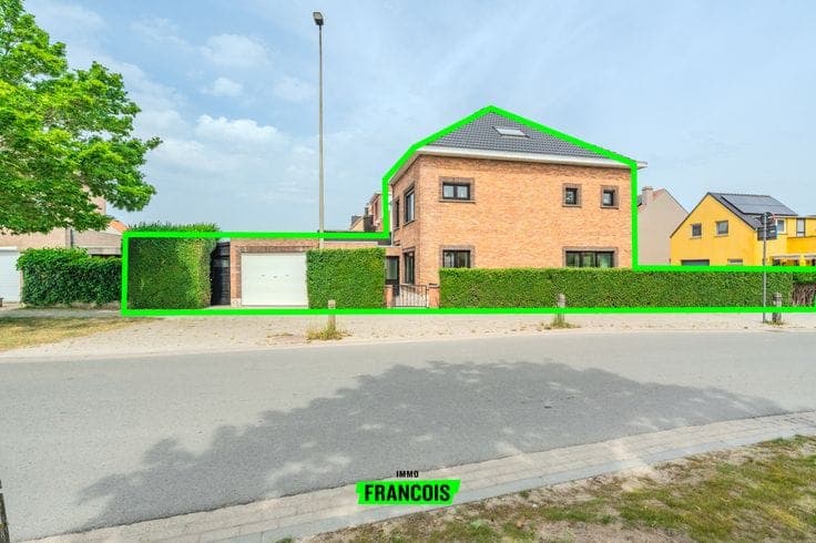 Gerenoveerde halfopen bebouwing met 4 slpk-2bdk en garage i…
