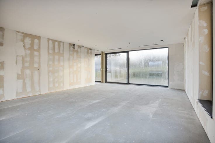 Moderne, af te werken woning op een perceel van 10a 58ca.