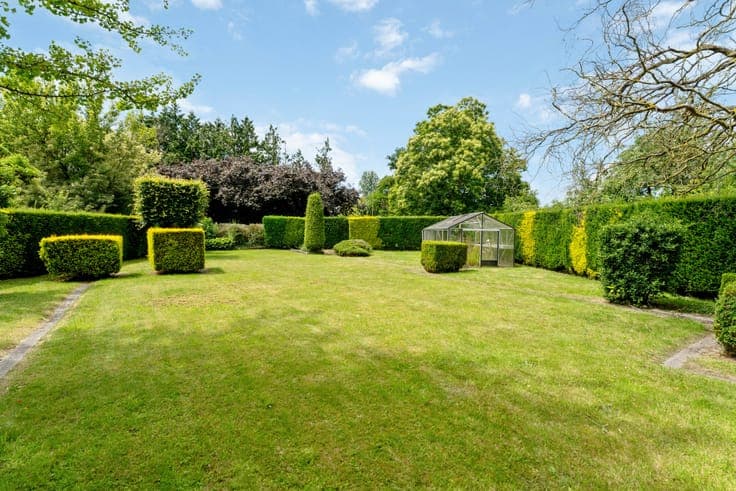 Characterful villa in prime location with deep garden of 1,