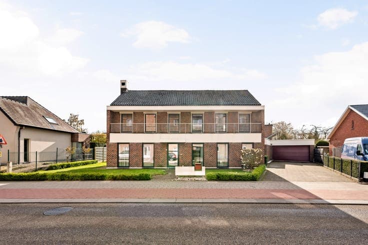 Characterful villa in prime location with deep garden of 1,