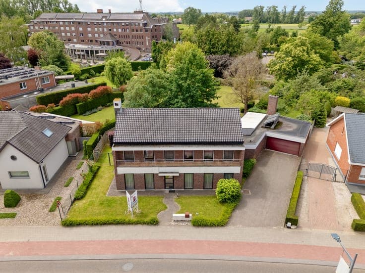 Characterful villa in prime location with deep garden of 1,