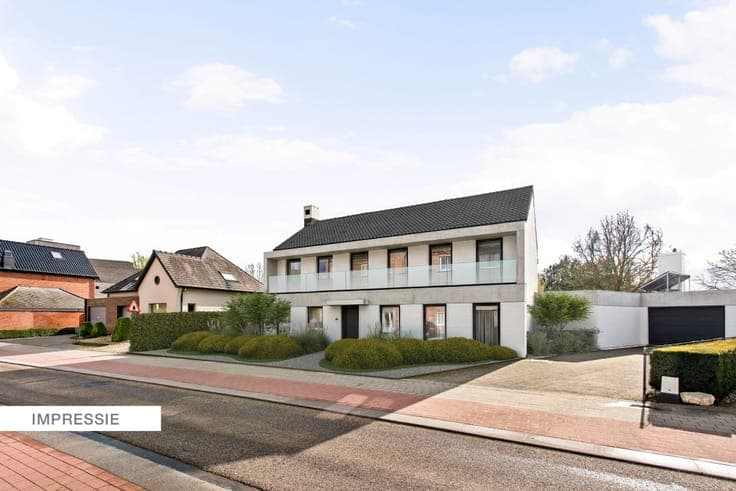 Characterful villa in prime location with deep garden of 1,