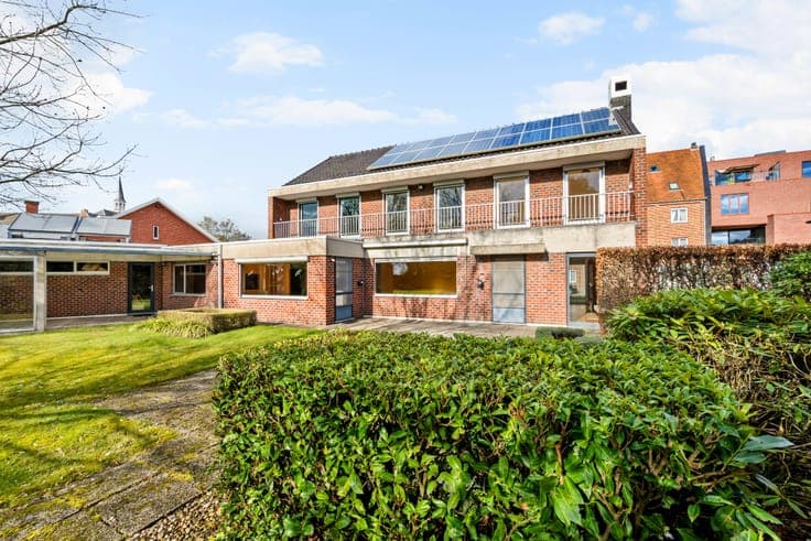 Characterful villa in prime location with deep garden of 1,