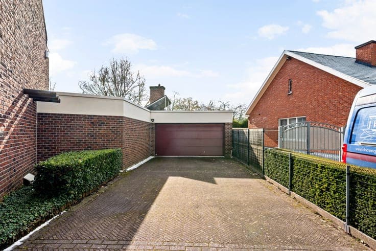 Characterful villa in prime location with deep garden of 1,