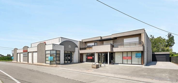 TOP-LOCATION commercial corner with visibility and parking!
