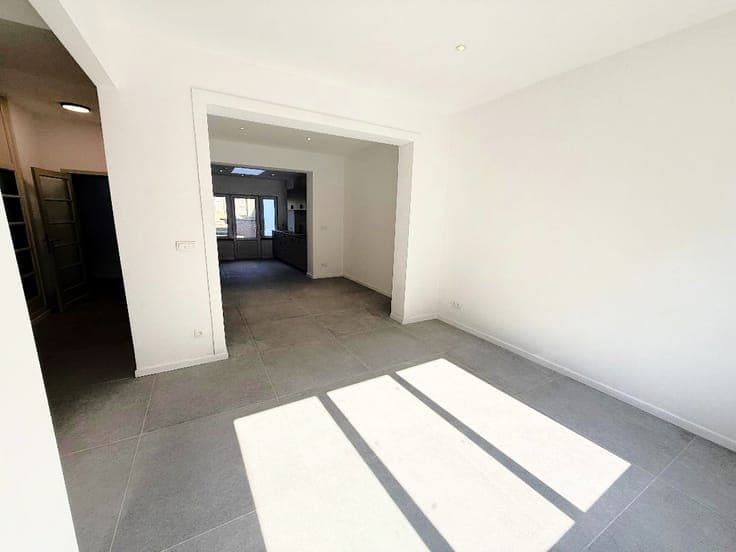A beautiful, light-filled family home, with PEB B!