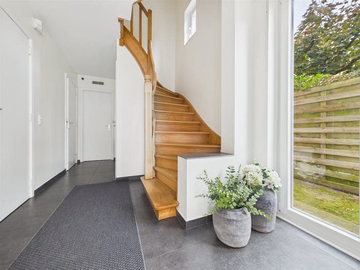 Stunning 3-bedroom house with office, garden, and garage