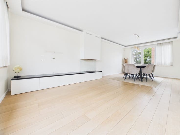 Stunning 3-bedroom house with office, garden, and garage